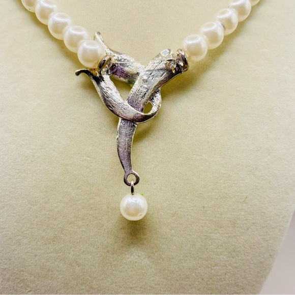 Faux pearl necklace with rhinestone pendant and a pearl tassel. 20 inches long. - Picture 4 of 6